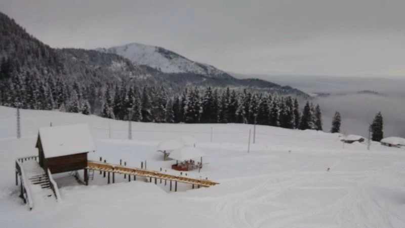 Her yıl binlerce turisti ağırlayan Kulakkaya Yaylası’na mevsimin ilk karı yağdı
