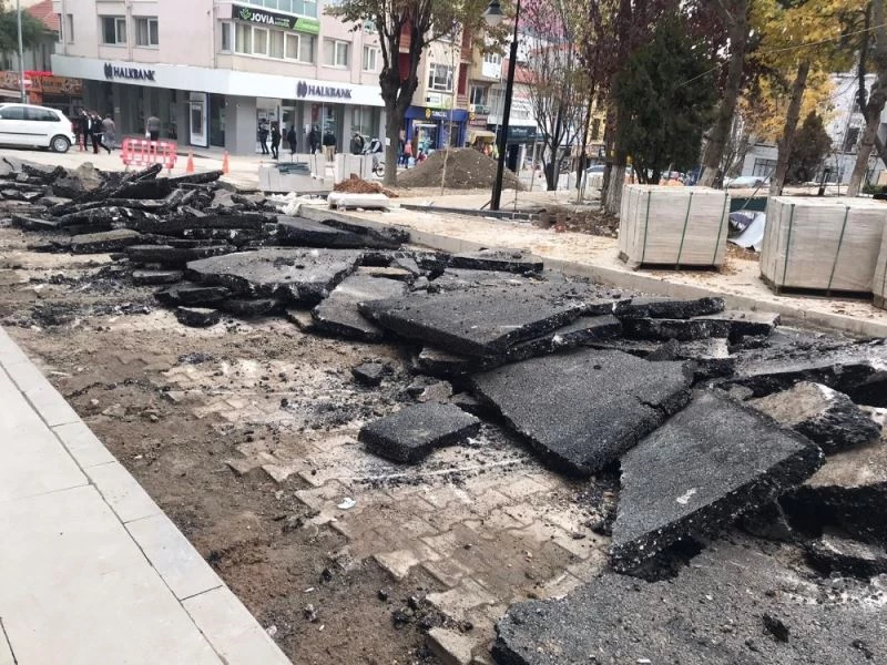 Dün serilen asfalt bugün söküldü
