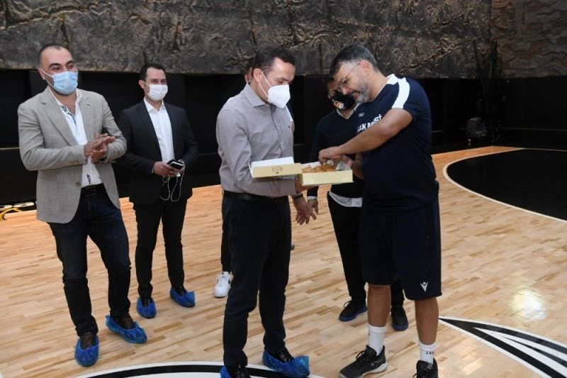 Başkan Özyiğit’ten ÇBK Yenişehir oyuncularına tatlı ikramı
