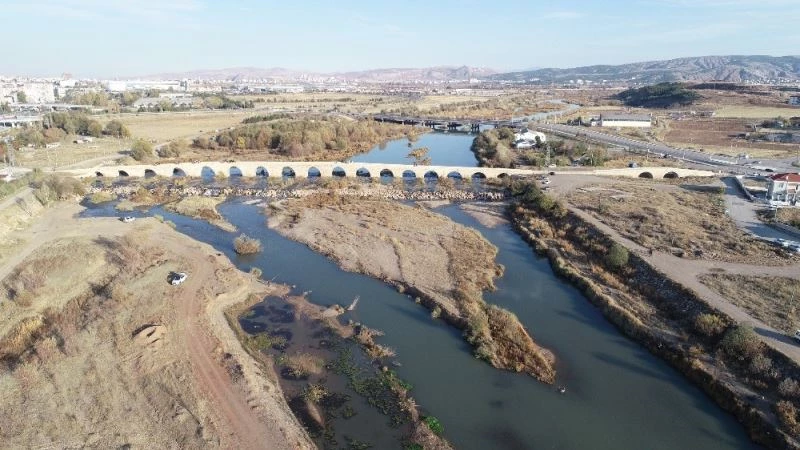 Kızılırmak alarm veriyor, su seviyesi azaldı kara parçaları gözüktü
