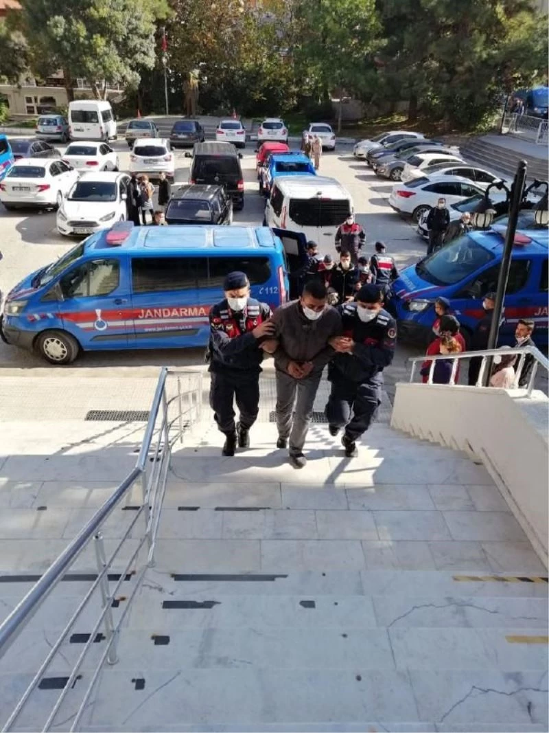 Baba ve oğlu öldüren katil zanlısı ile 3 akrabası adliyeye sevk edildi
