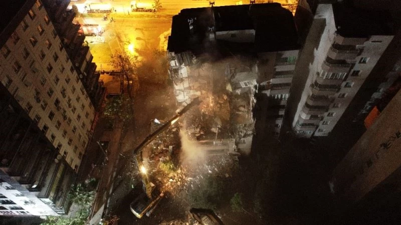 Yıkımına başlanan Yılmaz Erbek Apartmanı havadan görüntülendi
