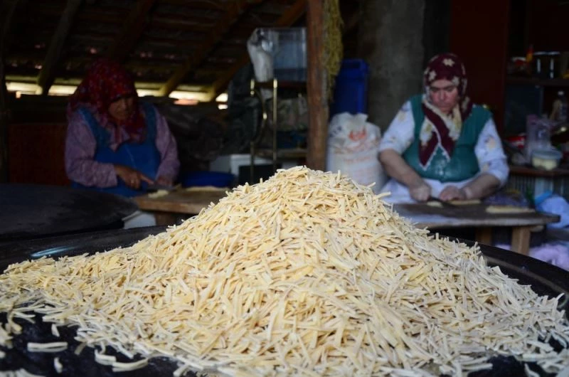 Kışın vazgeçilmez ata lezzeti ’Erişte’ için imece usulü hazırlık
