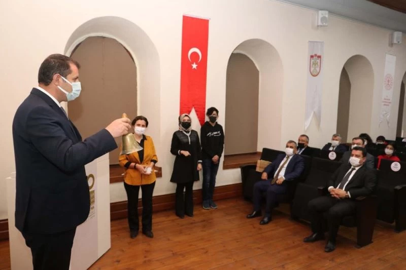 İlk ders zilini Ayhan çaldı
