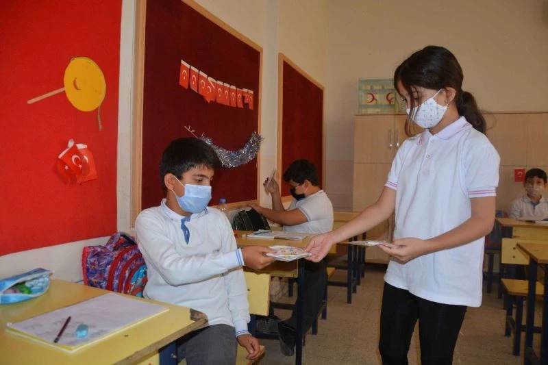 Pandemi sürecinde babaannesinden öğrendi, arkadaşları için maske dikti
