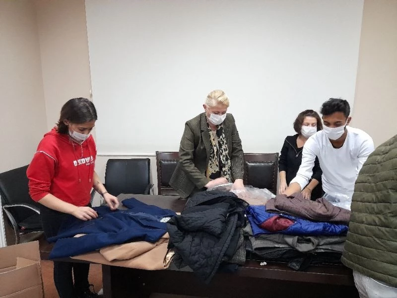 Çeyizlik battaniyesini İzmir’e gönderdi
