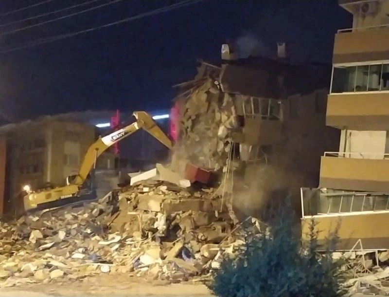 Barış Sitesi’ndeki bir apartmanın dozerle yıkılış anı kamerada
