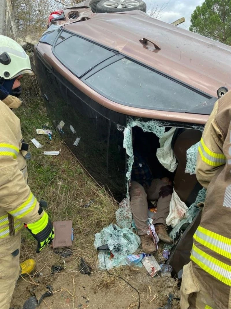 Otomobil viyadükten uçtu, sürücü araçta sıkıştı
