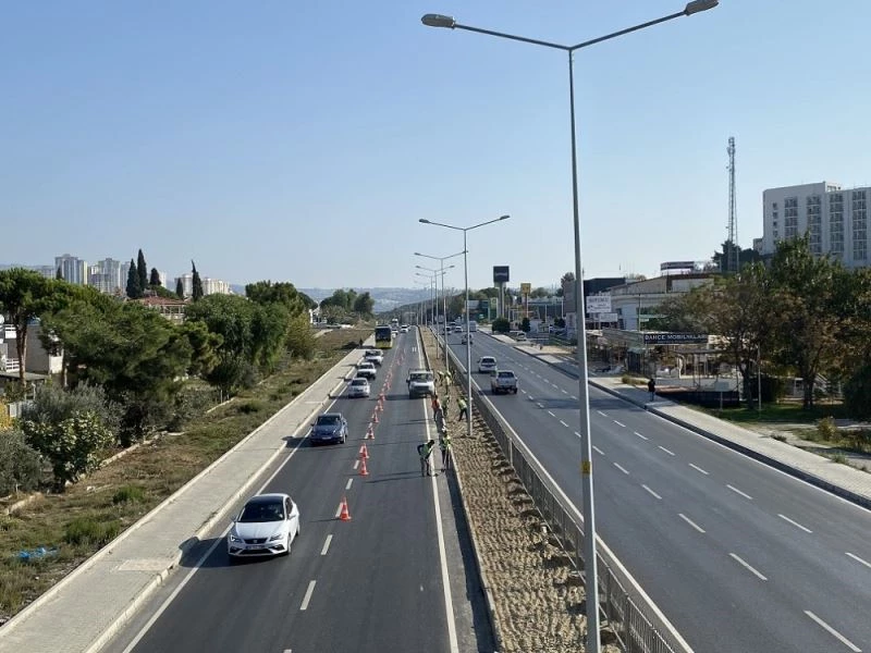 Kuşadası çevre yolu refüj ve kavşaklarda peyzaj çalışması başladı
