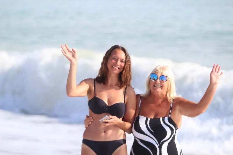 Antalya’da turistlerin dev dalgalarda deniz keyfi
