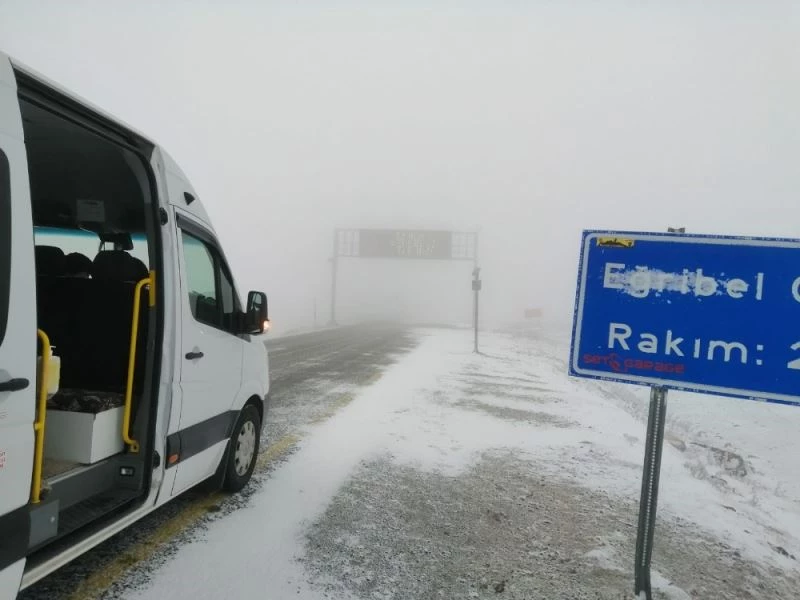 Eğribel Geçidi’nde kar yağışı ulaşımı etkilemeye başladı
