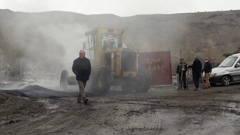 Belediye Dereiçi yolunu yapıyor
