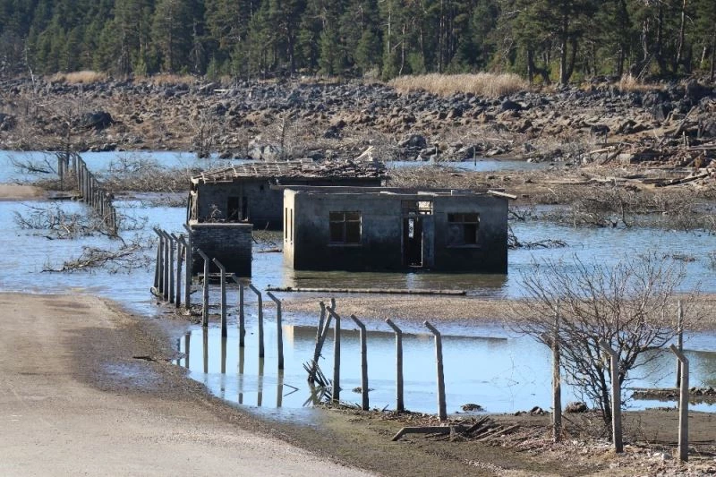 Seben Gölü’nün boşaltılma çalışmalarında eski yapılar gün yüzüne çıktı
