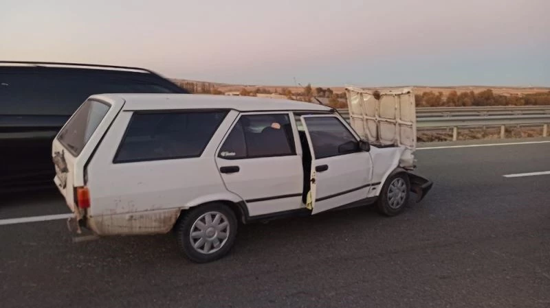 Otomobilin kapısından yola savrulan kadın yaşamını yitirdi
