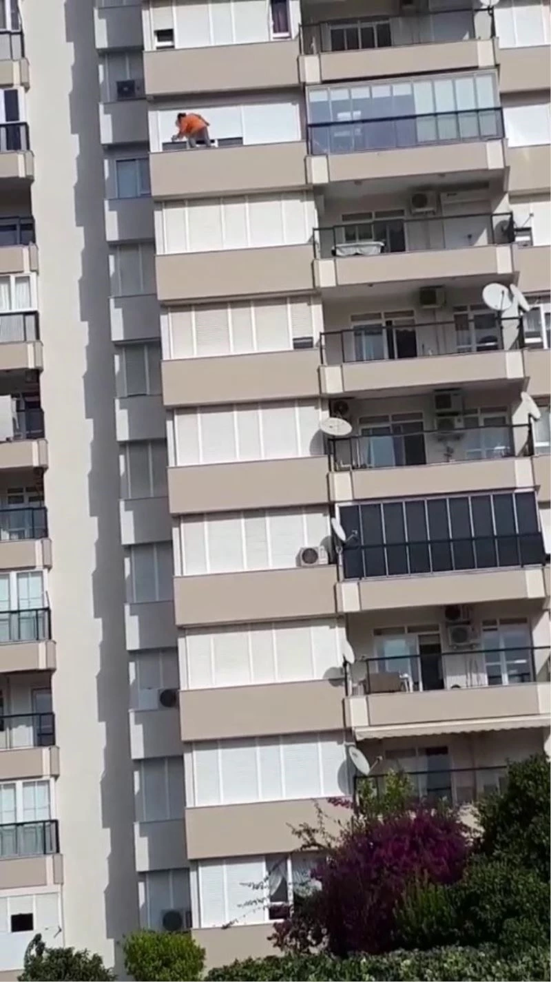 Antalya’da 8’inci katta cam silen kişi yürekleri ağza getirdi
