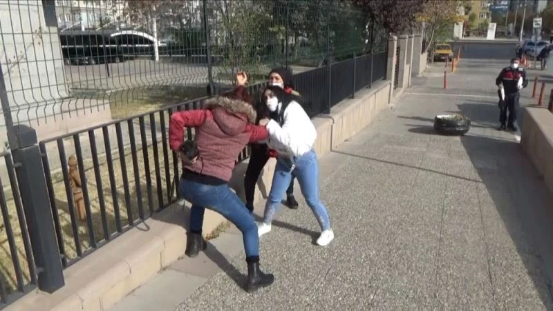 Uyuşturucu tacirinin yakınları kadın muhabiri darp etti
