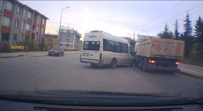 Kazadan kıl payı kurtulma anı araç kamerasında
