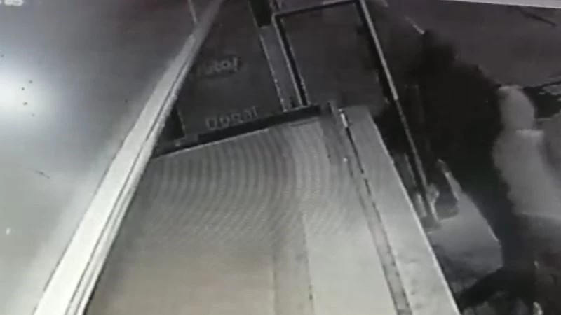 Getirdikleri poşetlerle dükkan önündeki dolabı soydular
