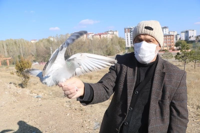 65 yıllık tutkusundan vazgeçemeyen yaşlı adam, evinin balkonunu kümese çevirdi
