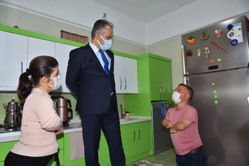 Mutlulukları boylarından büyük
