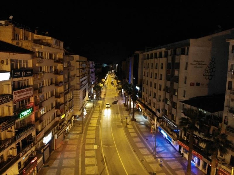 Denizli’de kısıtlamalarla beraber sokaklar sessizliğe büründü
