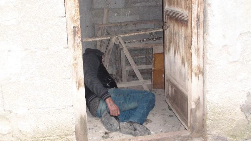 Alkollü şahıs girdiği kümeste sızıp kaldı
