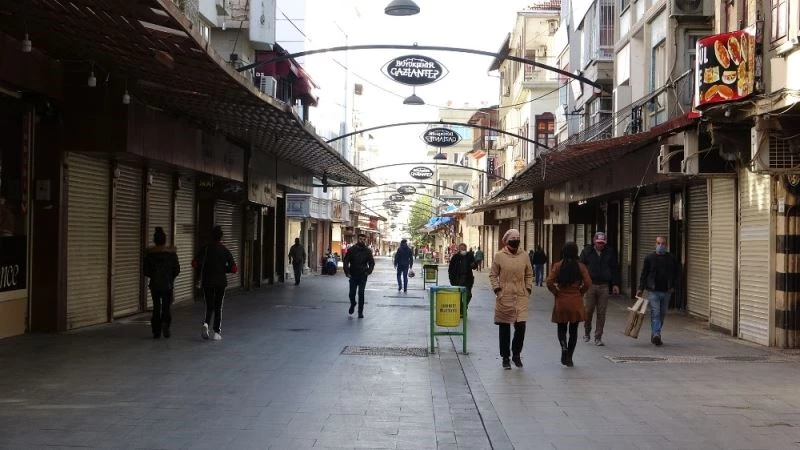 Kısıtlamayı ve Pazar gününü fırsat bilen birçok esnaf kepenk açmadı
