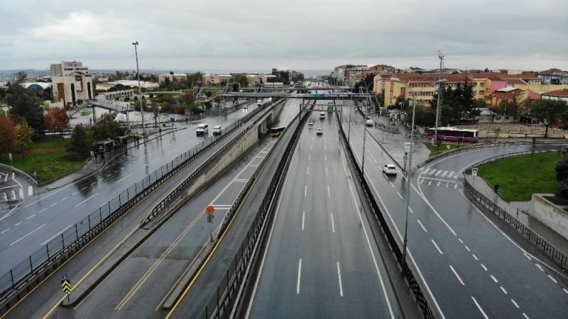 Kısıtlama sabahında yollar ve meydanlar boş kaldı
