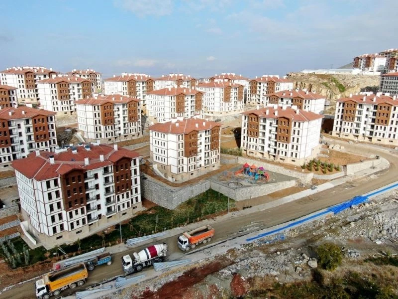 Depremzedeler için yapılan Gelincik Tepesi konutlarında çalışmalar sürüyor
