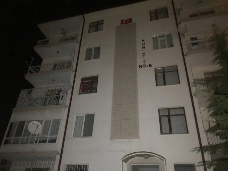 Boşanmak isteyen eşine kızıp evi yakmak istedi
