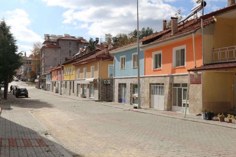 Çameli’de eski evler tadilattan geçirilerek farklı renklere boyandı
