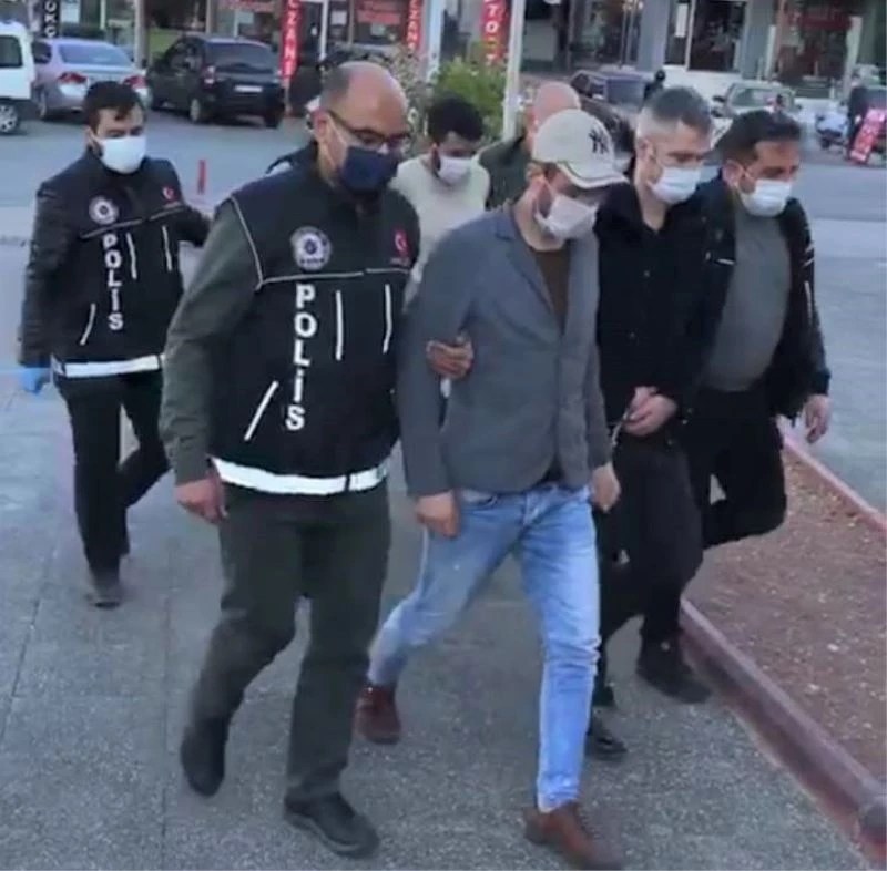 Uyuşturucuyu otomobilin el freninin altına gizlemişler
