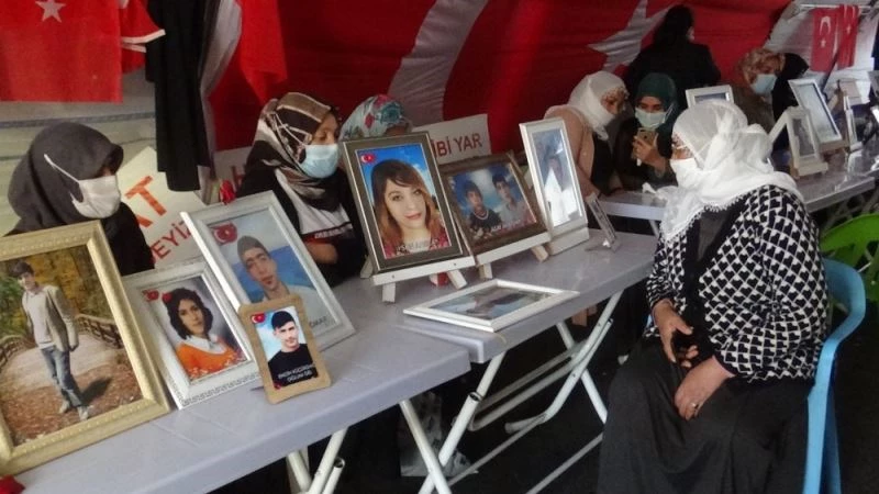 HDP önünde evlat nöbeti tutan ailelerden Arınç’a tepki
