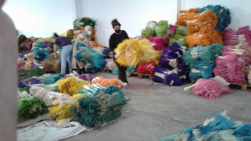 Toroslarda ayaklar altında ezilen otları boyayıp 10 ülkeye ihraç ediyor
