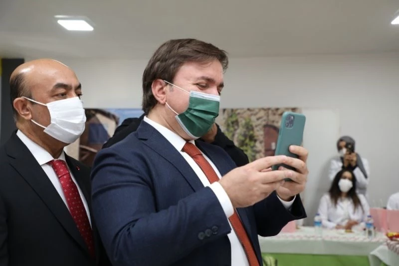 Vali Aydoğdu, ağlayan öğretmenle ağladı
