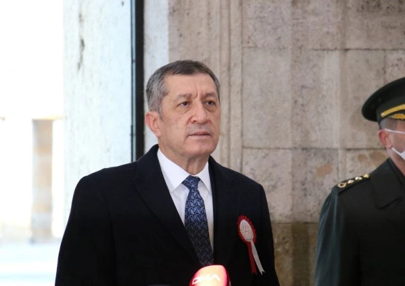 Bakan Selçuk ve öğretmenler Başöğretmen’in huzurunda
