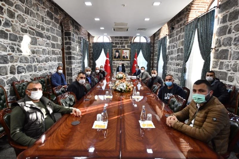 Vali Karaloğlu, İzmir depreminde yemek dağıtan ekibi kabul etti
