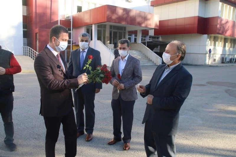 Kaymakam Gürçam, öğretmenleri güllerle karşıladı
