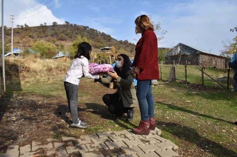 Üniversite öğrencileri, başlattıkları kampanya ile  çocukları sevindirdi
