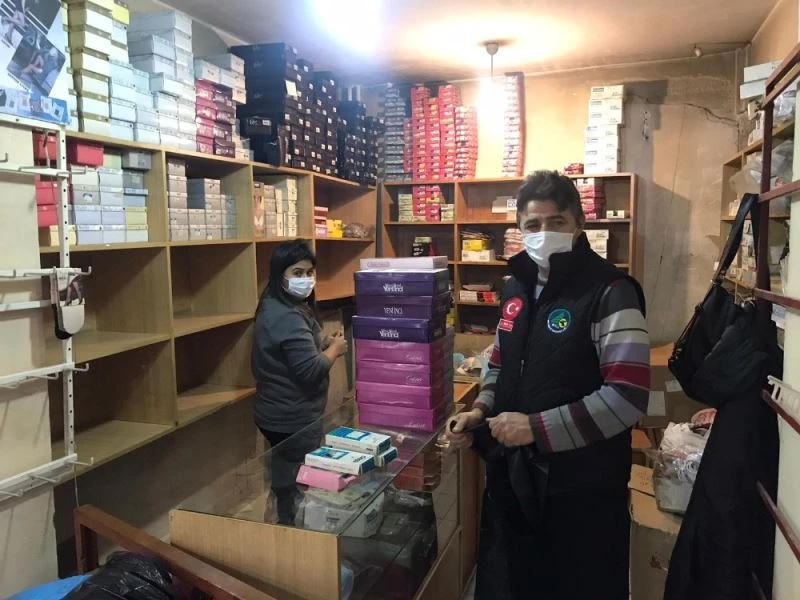 Ölen amcasının dükkanındaki giysileri hayır kurumlarına bağışladı
