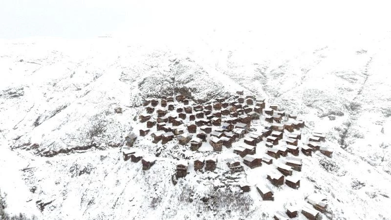 Ahşap evleri ile ünlü yaylanın kar manzarası havadan görüntülendi
