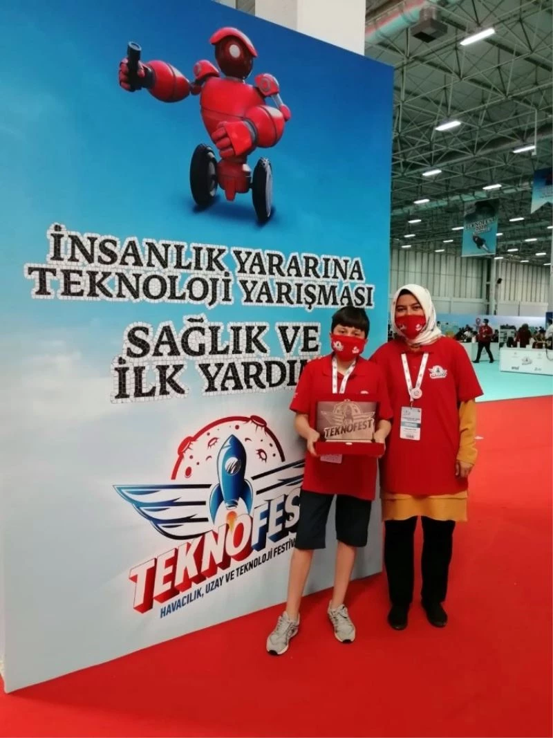 Ayşe Öğretmen, öğrencileri için gece gündüz koşturuyor
