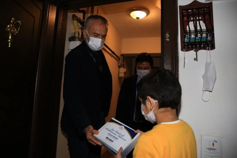 Tablet dağıtımı ekibinde başkan da var
