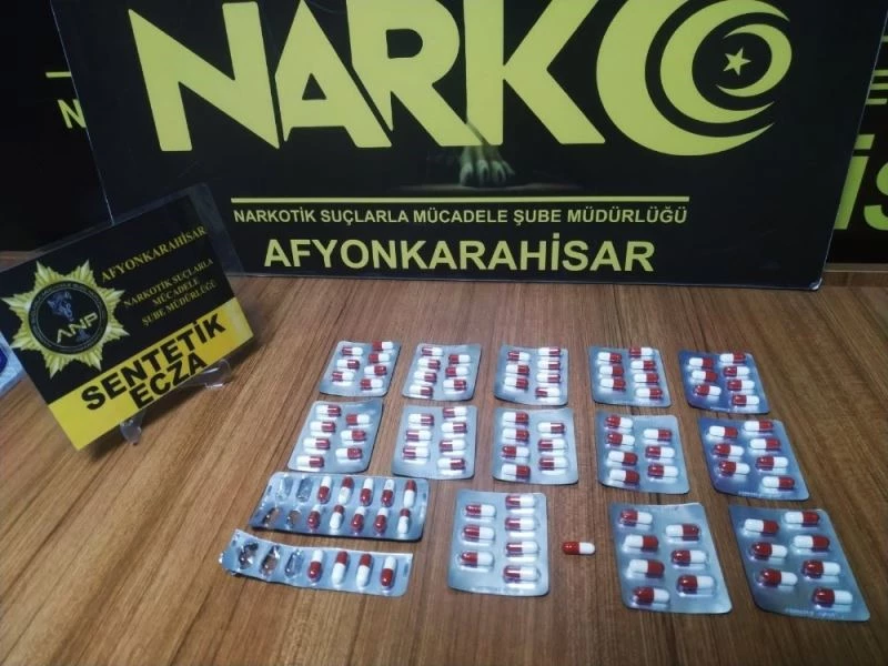 Uyuşturucu haplarla yakalanınca torbacıyı ele verdiler
