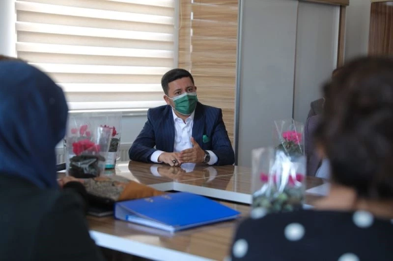 Başkan Arı, okullara çiçek gönderip öğretmenlerin günlerini kutladı
