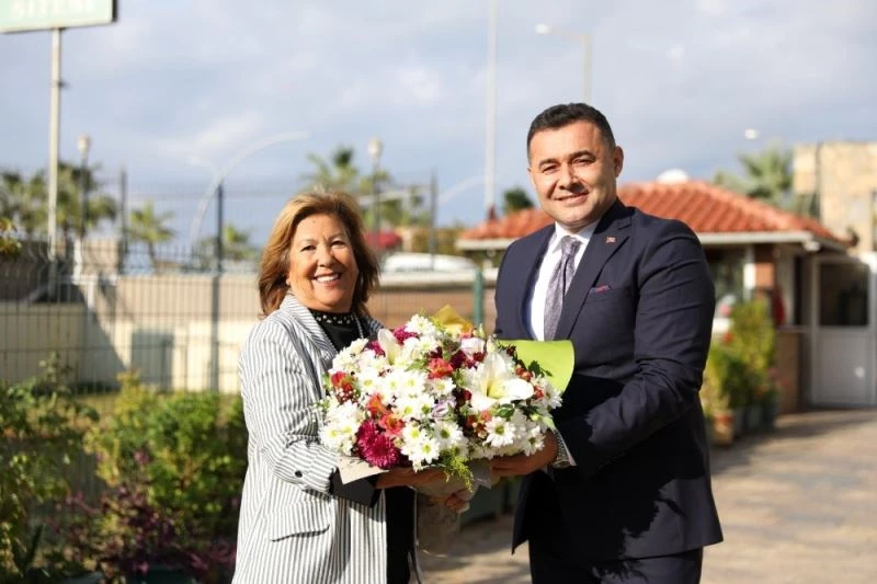 Başkan Yücel ilkokul öğretmenini unutmadı
