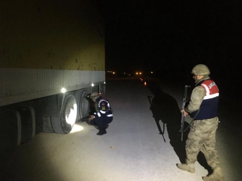 Denizli’ye kamyonla 1 kilo uyuşturucu sokan 2 şahıs yakalandı
