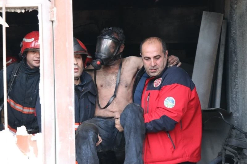 Alevlere teslim olan dükkandan tuvalete sığınarak kurtuldu
