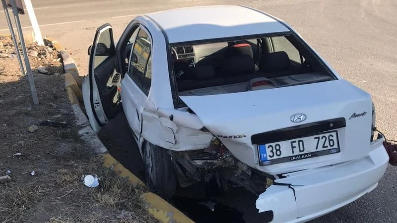 Sürücülerin dikkatsizliği kazaya neden oldu: 1 yaralı
