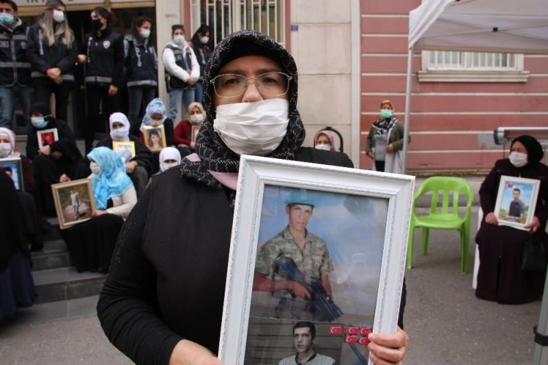 HDP önündeki aileler çocuklarına kavuşacakları anın hayaliyle nöbetlerine devam ediyor
